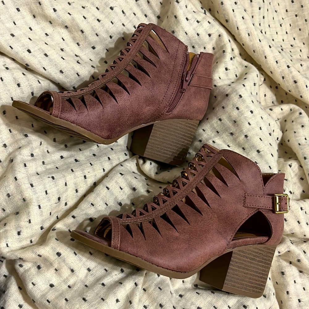 Boutique mauve leather cut out heels 6.5